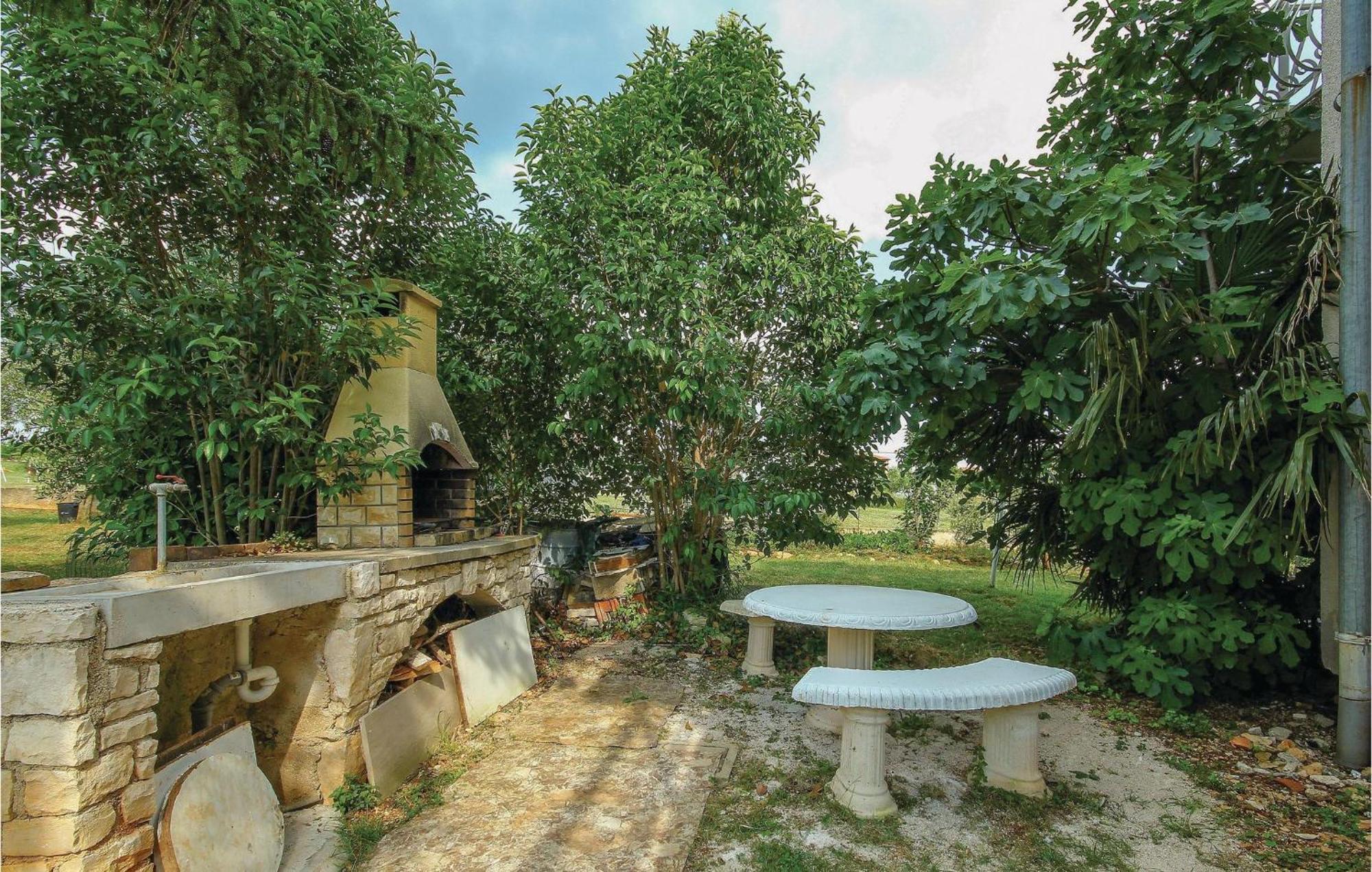 2 Bedroom Pet Friendly Apartment In Lovrecica Extérieur photo